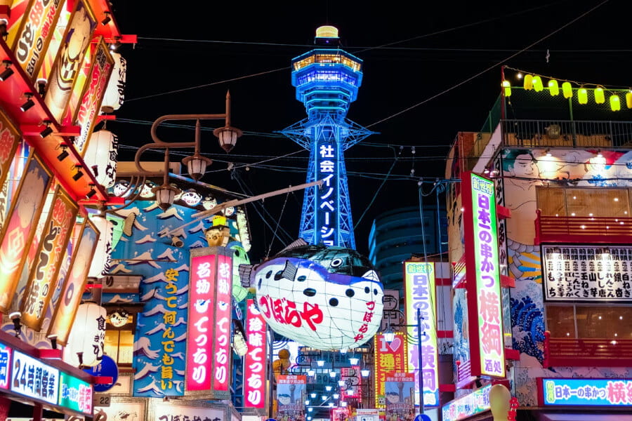 Đêm đến, Tháp Tsutenkaku lại khoác lên mình một vẻ đẹp hoàn toàn khác biệt