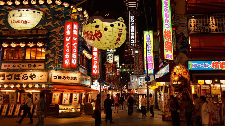 Đến Tháp Tsutenkaku vào buổi tối, bạn có thể tận hưởng khung cảnh thành phố lung linh dưới những ánh đèn nhiều màu sắc