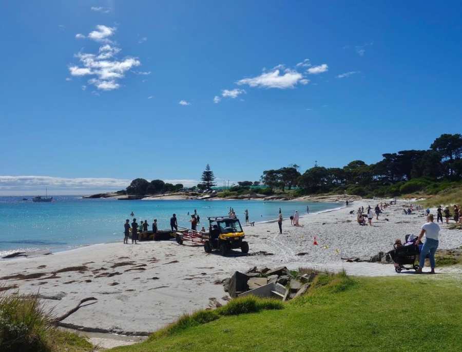 Khách du lịch úc có thể lựa chọn tham quan các đảo nhỏ xung quanh Bicheno