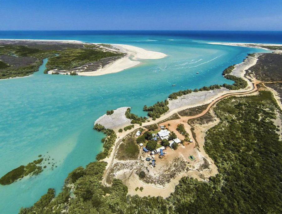 Toàn cảnh thị trấn nhìn từ xung quanh với bờ biển trải dài và những bờ cát trắng bao quanh