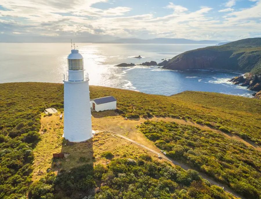 Ngọn hải đăng Cape Bruny là một biểu tượng của đảo Bruny, Tasmania, Úc