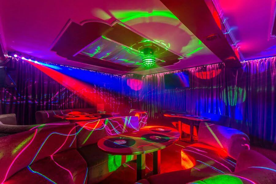 Hongdae với bầu không khí trẻ trung và sôi động, là thiên đường của những tín đồ về đêm