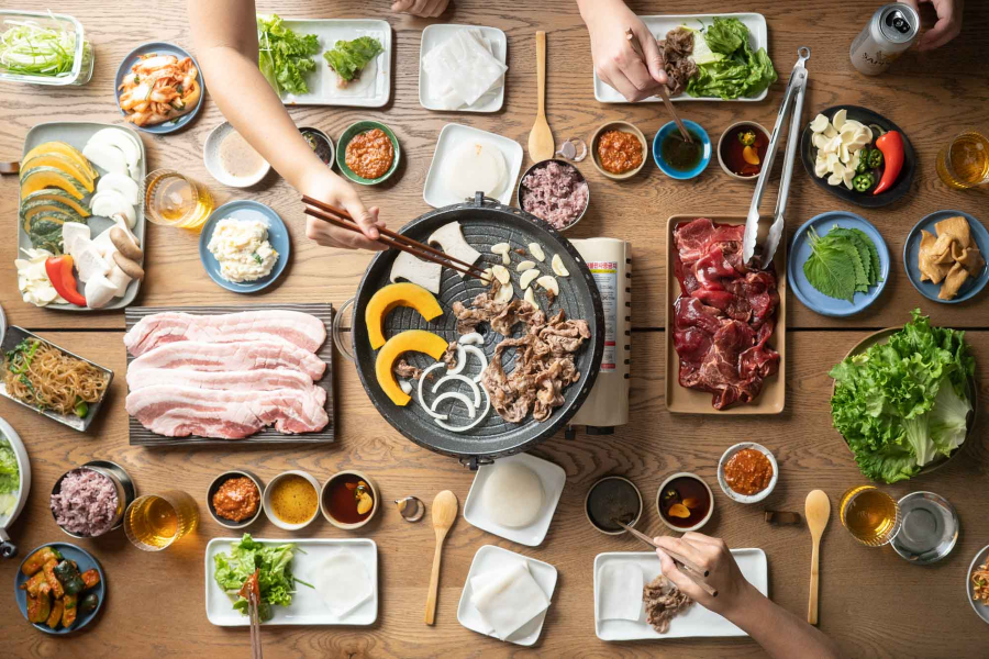 Thịt nướng Hàn Quốc là món ăn mà bạn nhất định không được bỏ qua khi đi du lịch Hàn Quốc