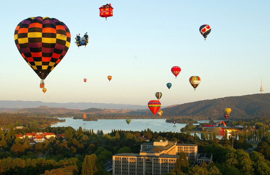 Ngồi trên khinh khí cầu, bạn sẽ được ngắm nhìn và cảm nhận vẻ đẹp của toàn bộ thủ đô Canberra xinh đẹp