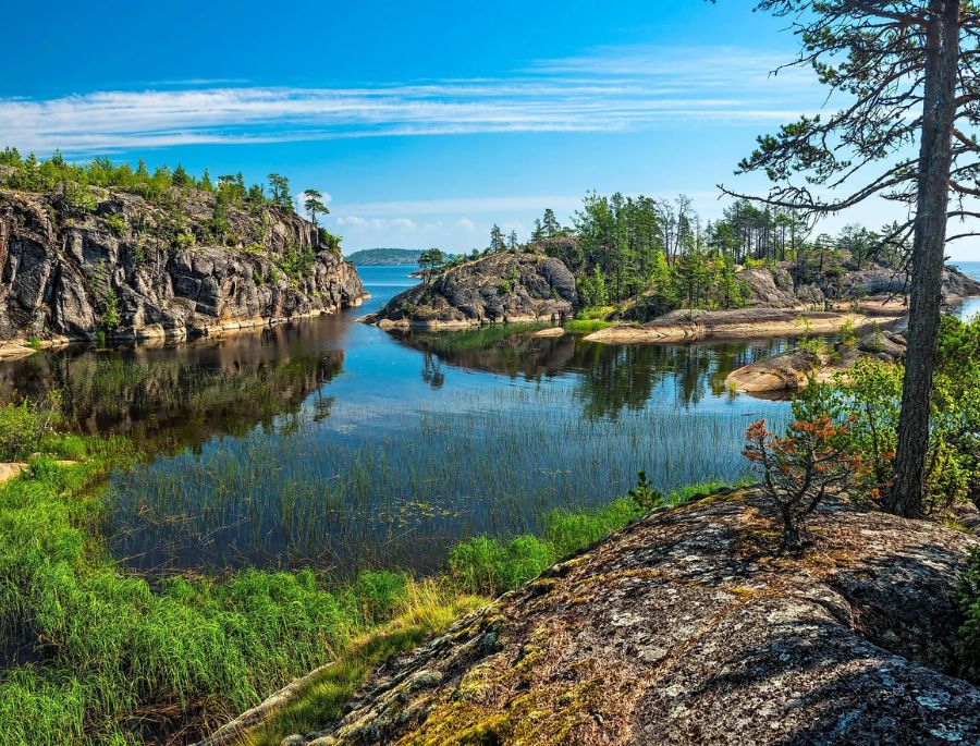 Hồ Ladoga là sự kết hợp hài hòa giữa nhiều yếu tố tự nhiên khác nhau