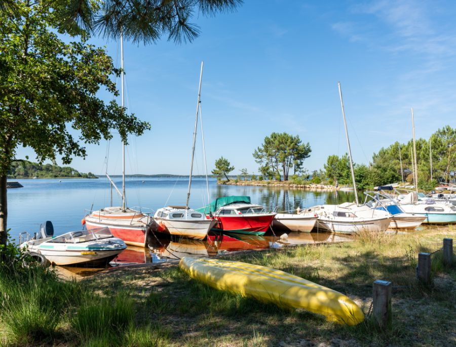 Có rất nhiều tàu thuyền neo đậu tại khu vực Hồ Ladoga