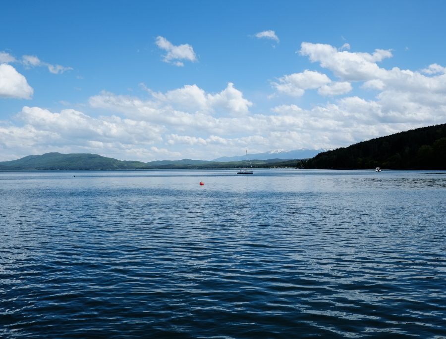 Hồ Ladoga có diện tích rộng lớn, với làn nước trong xanh, khung cảnh trữ tình