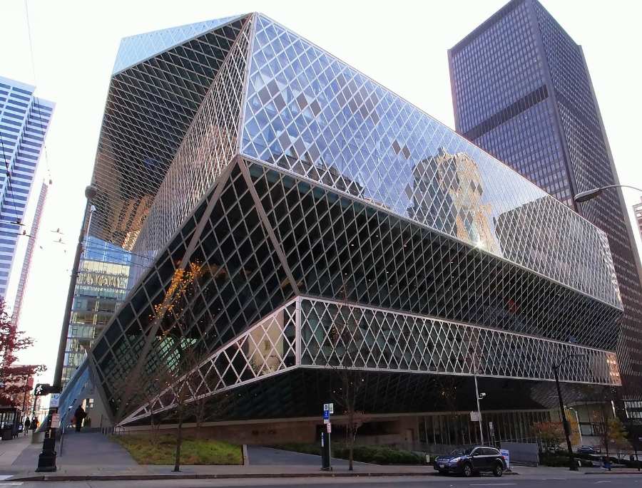 Seattle Central Library sở hữu phong cách hiện đại với lối thiết kế độc đáo và ấn tượng bằng kính và thép