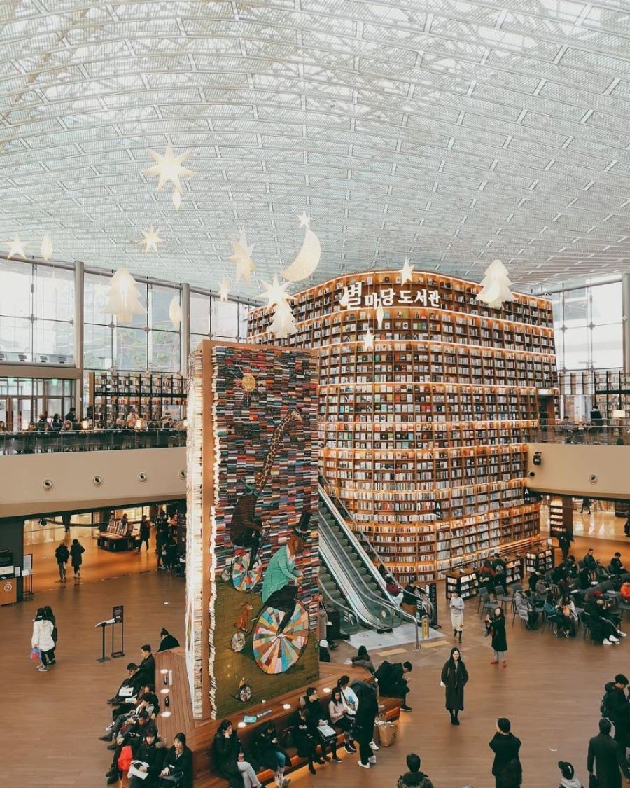 Thư Viện Starfield sở hữu một bộ sưu tập đa dạng với hàng ngàn những cuốn sách từ nhiều lĩnh vực khác nhau