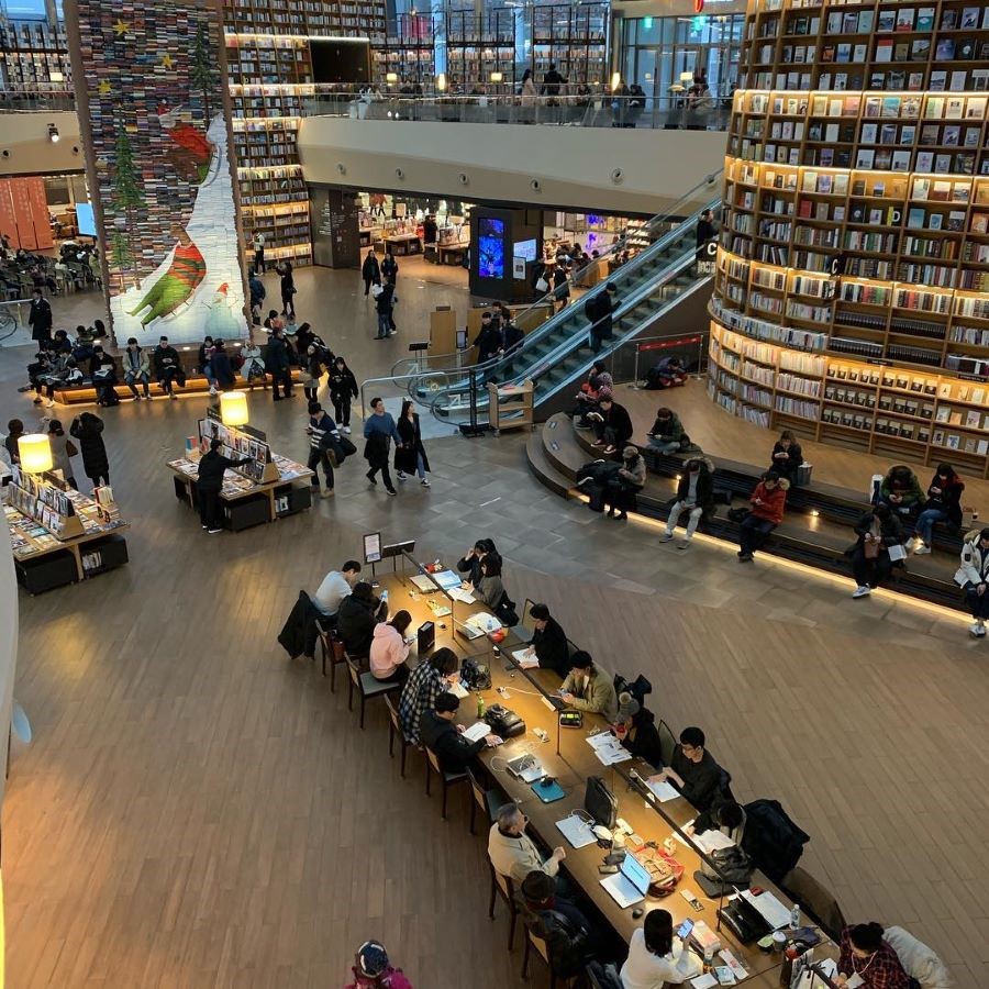 Không gian đọc sách tại Thư Viện Starfield luôn thông thoáng và rộng rãi