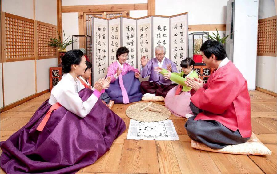 Thức trắng đêm giao thừa là dịp để cả gia đình quây quần bên nhau, trò chuyện, cùng nhau đón chờ khoảnh khắc giao thừa