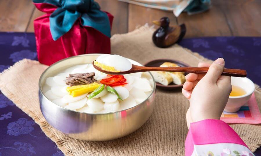 Tteokguk là món ăn không thể thiếu trong bữa cơm giao thừa của người Hàn