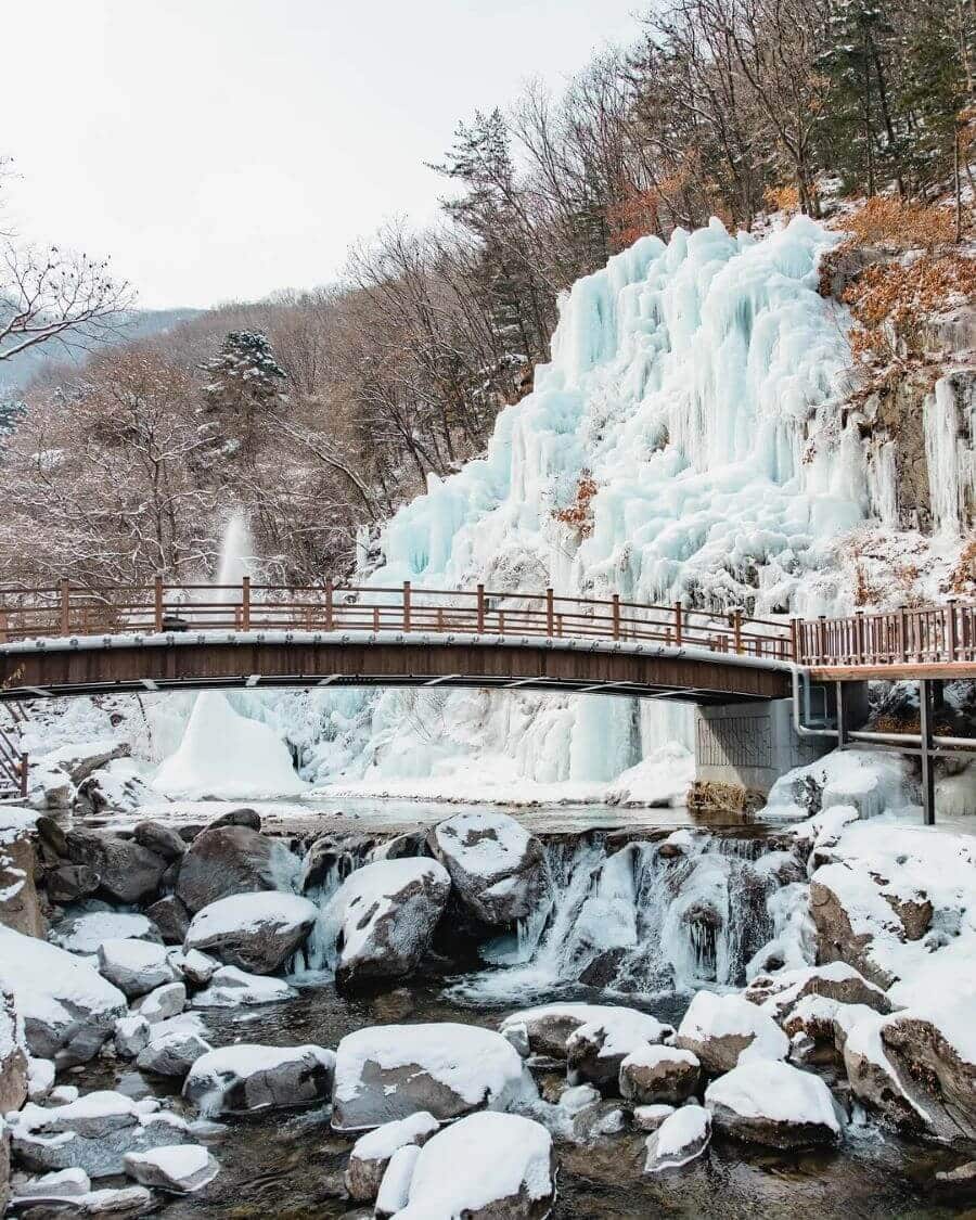 Những bức tường băng khổng lồ, được kiến tạo bởi thiên nhiên, sừng sững vươn mình lên cao, tạo nên một khung cảnh hùng vĩ và tráng lệ