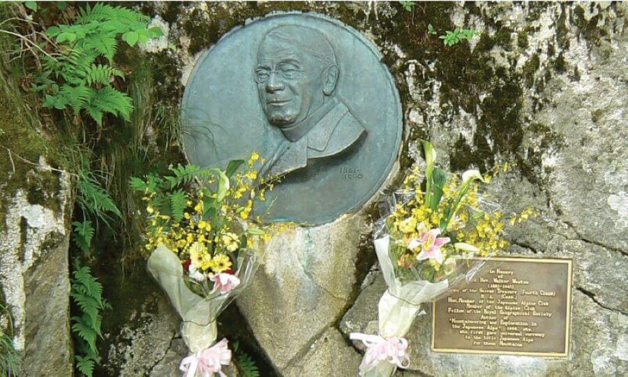 Đài tưởng niệm Weston nằm lặng lẽ bên bờ sông Azusa, giữa khung cảnh thiên nhiên hùng vĩ của thung lũng Kamikochi