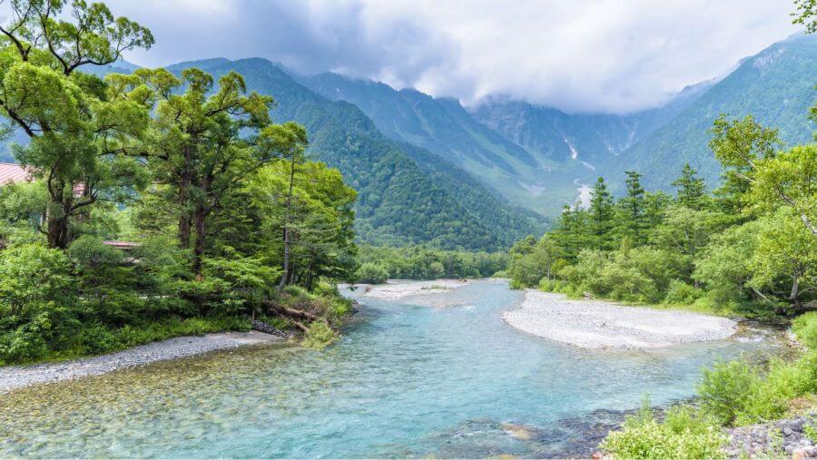 Thung lũng Kamikochi, nằm sâu trong dãy Alps Nhật Bản, là một viên ngọc quý với vẻ đẹp thiên nhiên hùng vĩ và thơ mộng