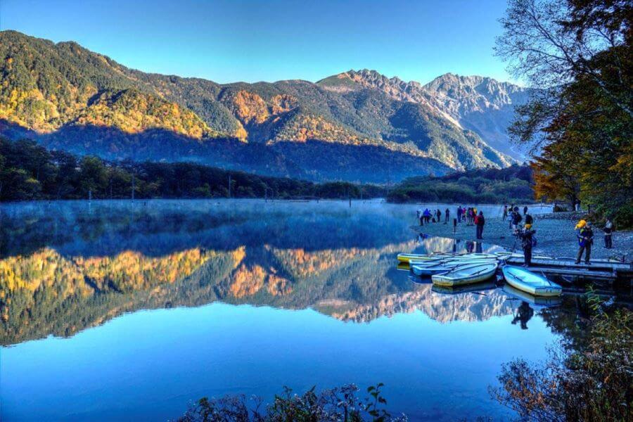 Mặt hồ phẳng lặng, trong vắt, soi bóng những dãy núi trùng điệp, tạo nên một bức tranh thủy mặc tuyệt đẹp