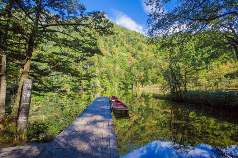Hồ Myojin là một hồ nước nhỏ bé nhưng lại mang vẻ đẹp tĩnh lặng và thanh bình đến lạ thường