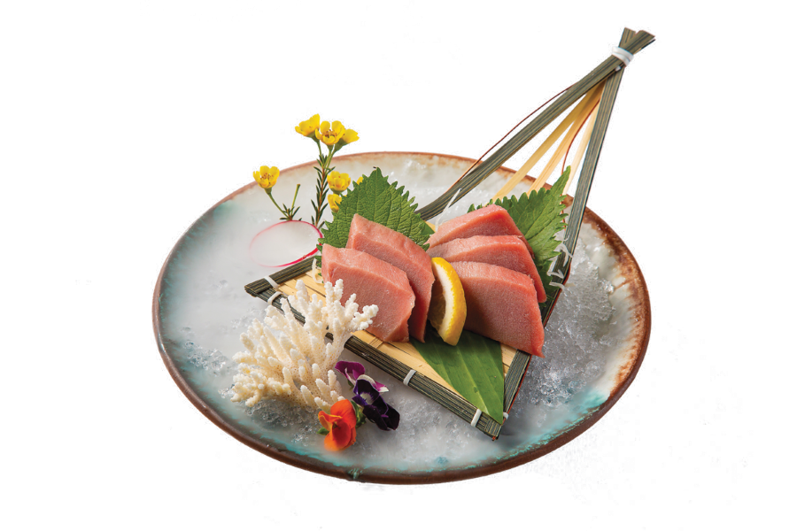 Từng lát sashimi cá ngừ được cắt ra mỏng tang, để lộ phần thịt mềm mại, mịn màng như lụa