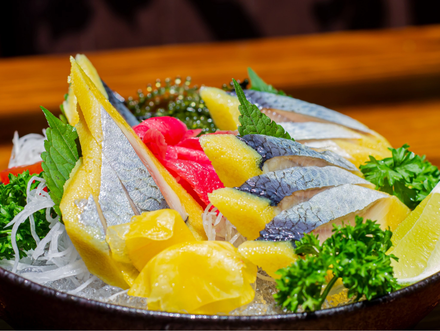 Cá trích được tẩm ướp giấm một cách tinh tế, mang đến hương vị béo ngậy lan tỏa nơi đầu lưỡi