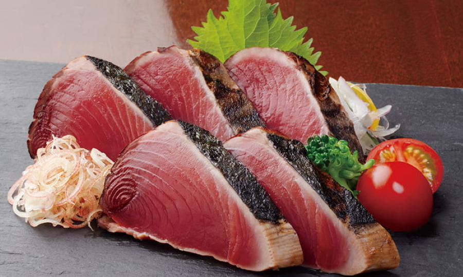 Điểm nhấn của món sashimi nổi tiếng nhất ở Nhật Bản này chính là phần da cá được làm cháy nhẹ