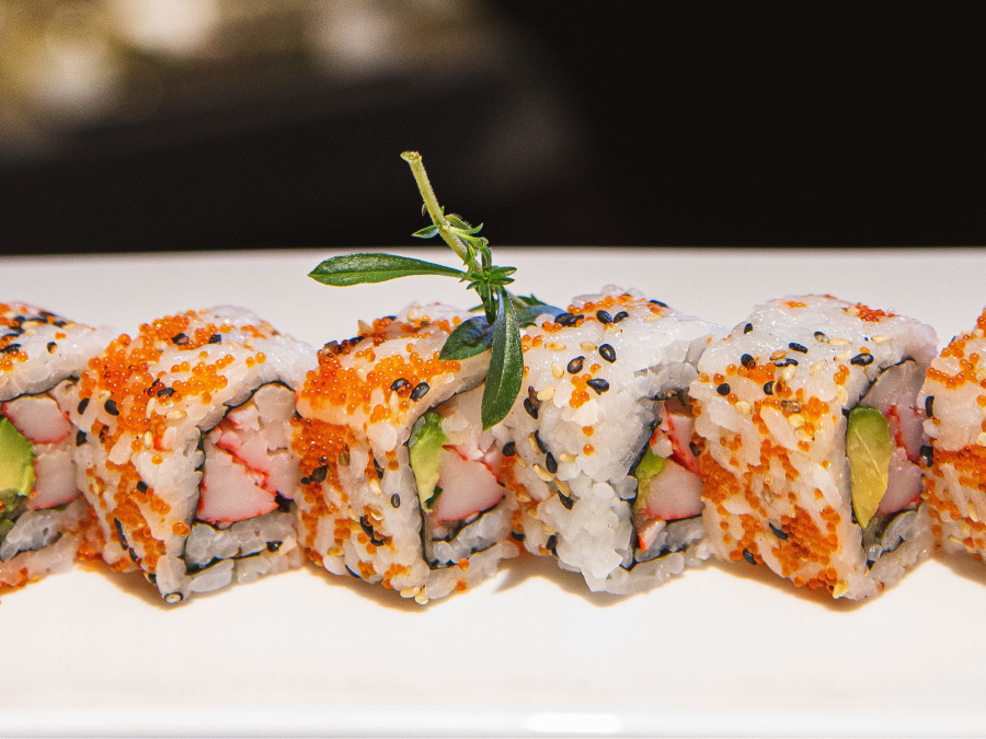 Uramaki Sushi với cách trình bày có chút khác biệt nhưng lại vô cùng thơm ngon và hấp dẫn