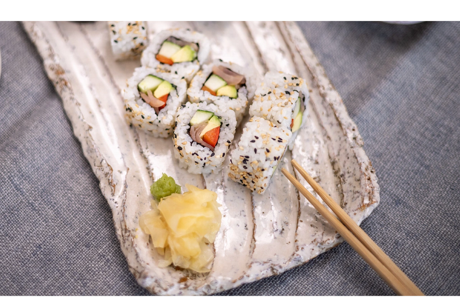 Với hình thức có chút khác biệt, uramaki sushi sẽ mang đến cho bạn một trải nghiệm hoàn toàn mới lạ