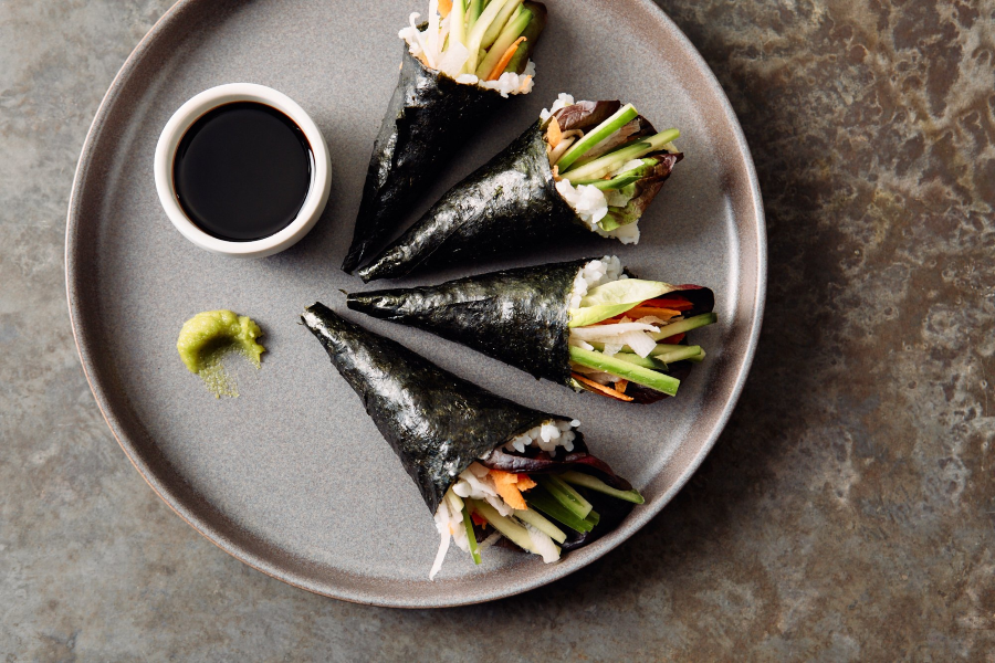 Temaki sushi là loại sushi mà bạn nên thử nếu có dịp đi du lịch Nhật Bản