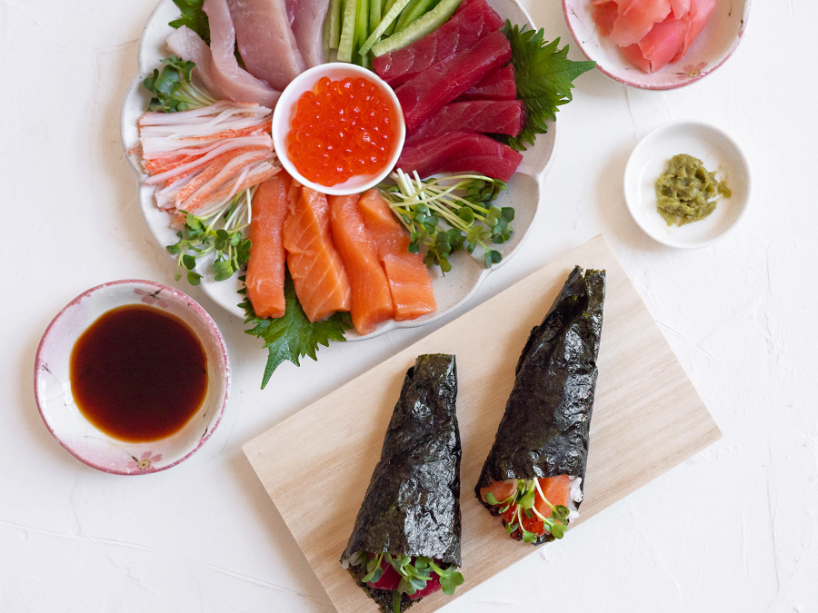 Temaki sushi là loại sushi được cuộn bằng tay trực tiếp trên một tấm rong biển vô cùng độc đáo