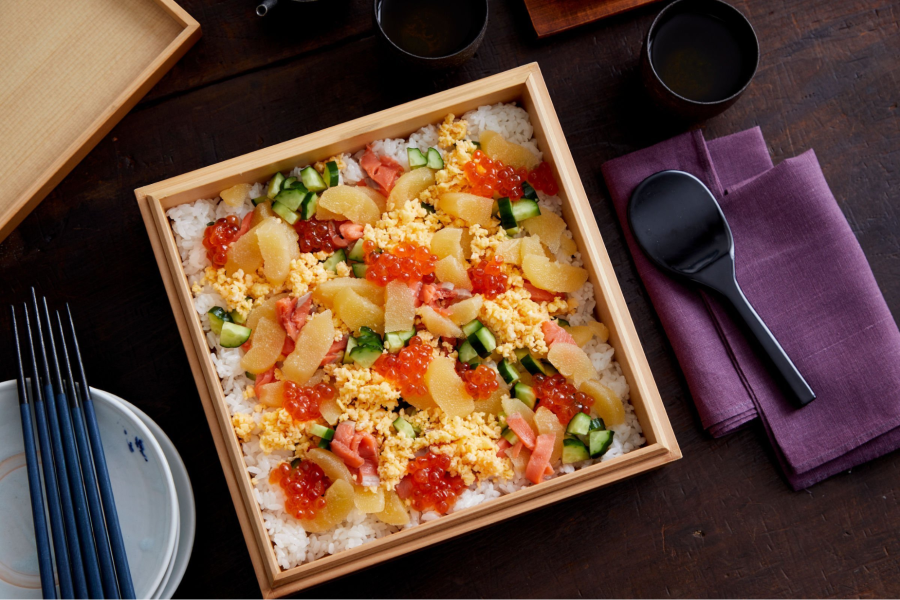 Khác với các loại sushi khác, chirashi sushi không được cuộn lại mà được trình bày trực tiếp trên một bát cơm