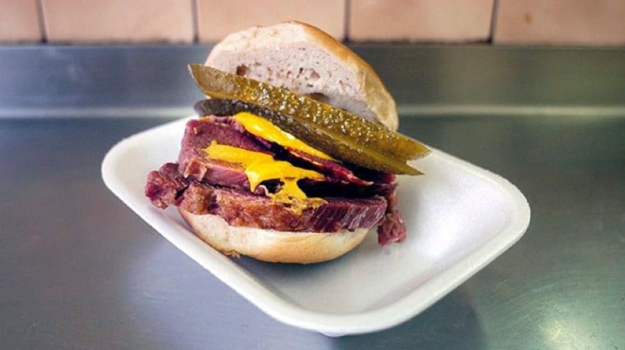 Bánh mì kẹp bò muối là một món ăn sáng quen thuộc của người dân Anh Quốc