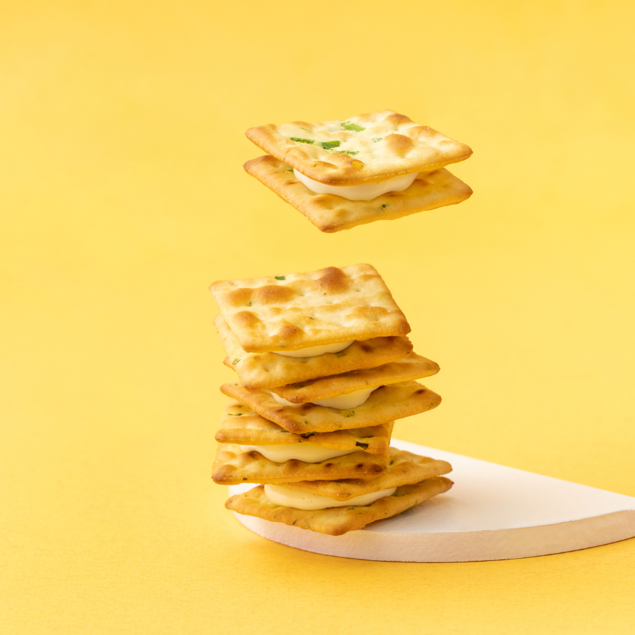 Khi thưởng thức, bạn sẽ cảm nhận được sự tan chảy nhẹ nhàng của lớp bơ sữa béo ngậy quyện cùng vị giòn tan của vỏ bánh