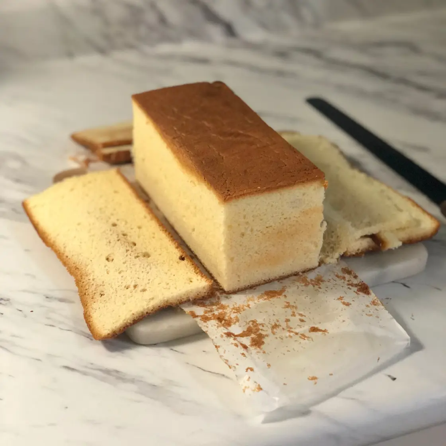 Castella là một loại bánh bông lan sở hữu cấu trúc nhẹ nhàng, mềm xốp như mây