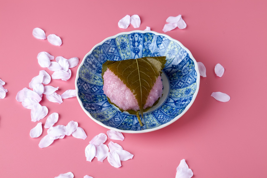 Sakura Mochi là sự hòa quyện tinh tế giữa vị ngọt thanh của nhân đậu đỏ, vị dẻo dai của vỏ bánh và hương thơm thoang thoảng của lá anh đào muối