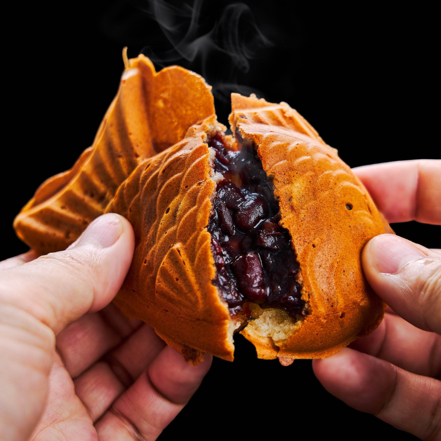 Mỗi miếng Taiyaki là sự kết hợp hoàn hảo giữa vị ngọt ngào của vỏ bánh và nhân bánh, mang đến cho bạn trải nghiệm ẩm thực phong phú
