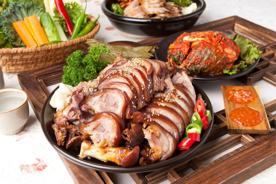 Chân giò heo hấp hứa hẹn mang đến cho bạn trải nghiệm vị giác khó quên