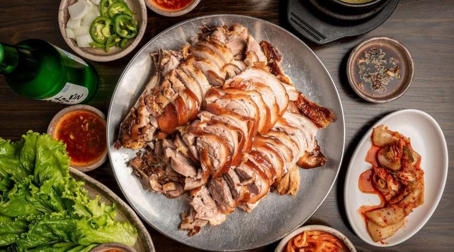 Mỗi miếng giò heo được hầm nhừ với nước tương, gừng, tỏi, hành hoa, tỏa hương thơm nức mũi