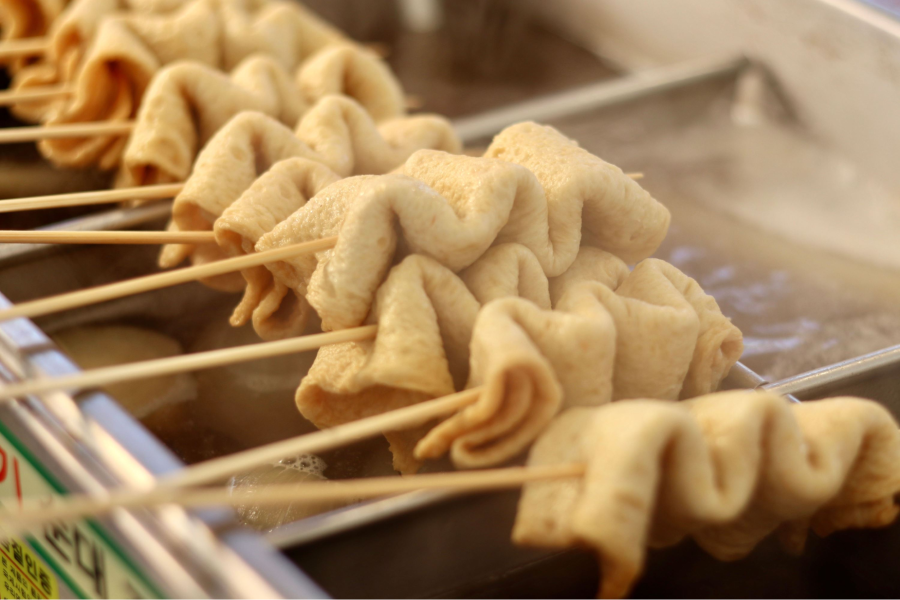 Thưởng thức một xiên chả cá nóng hổi giữa cái lạnh se se của Hàn Quốc là trải nghiệm vô cùng tuyệt vời