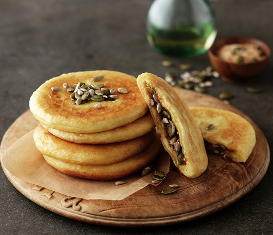 Điểm nhấn của Ssiat hotteok chính là phần nhân bánh ngọt ngào