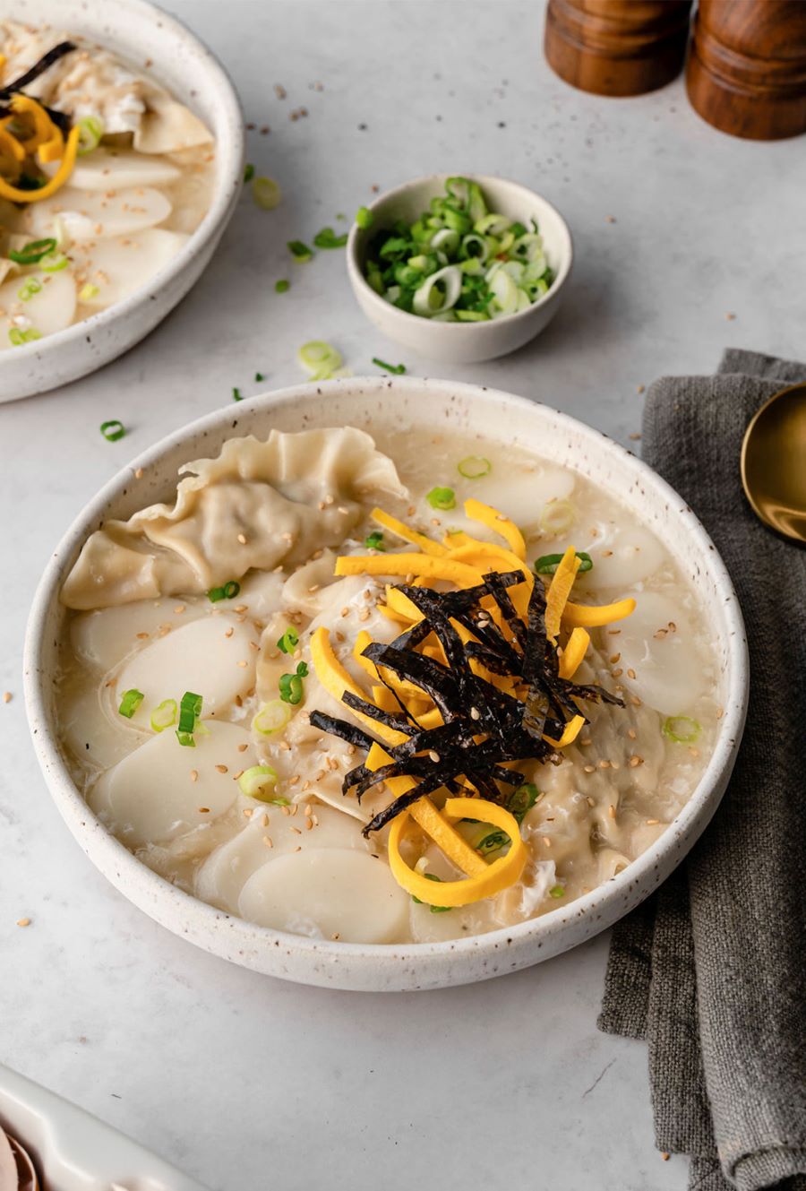 Súp nấm Dduk Mandu Guk cũng là một món ăn quen thuộc trong các dịp lễ Tết ở Hàn Quốc