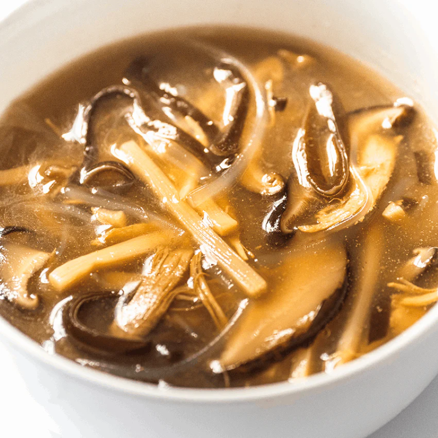 Wun Jai Ci là sự kết hợp hài hòa giữa bún dai dai, nấm ngọt thanh, trứng mềm mại cùng những lát thịt lợn thái mỏng