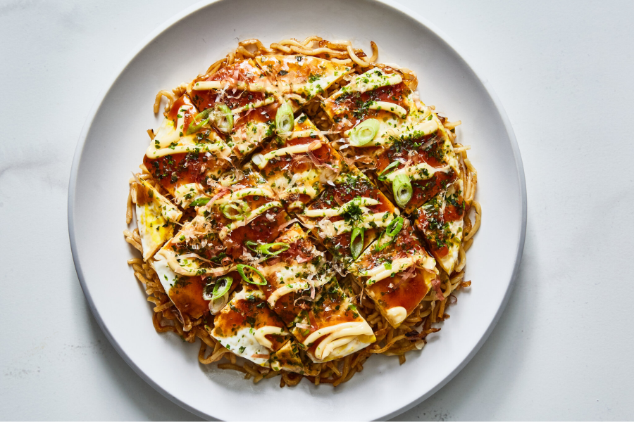 Okonomiyaki kiểu Hiroshima mang đến một trải nghiệm ẩm thực độc đáo với cách chế biến đặc biệt
