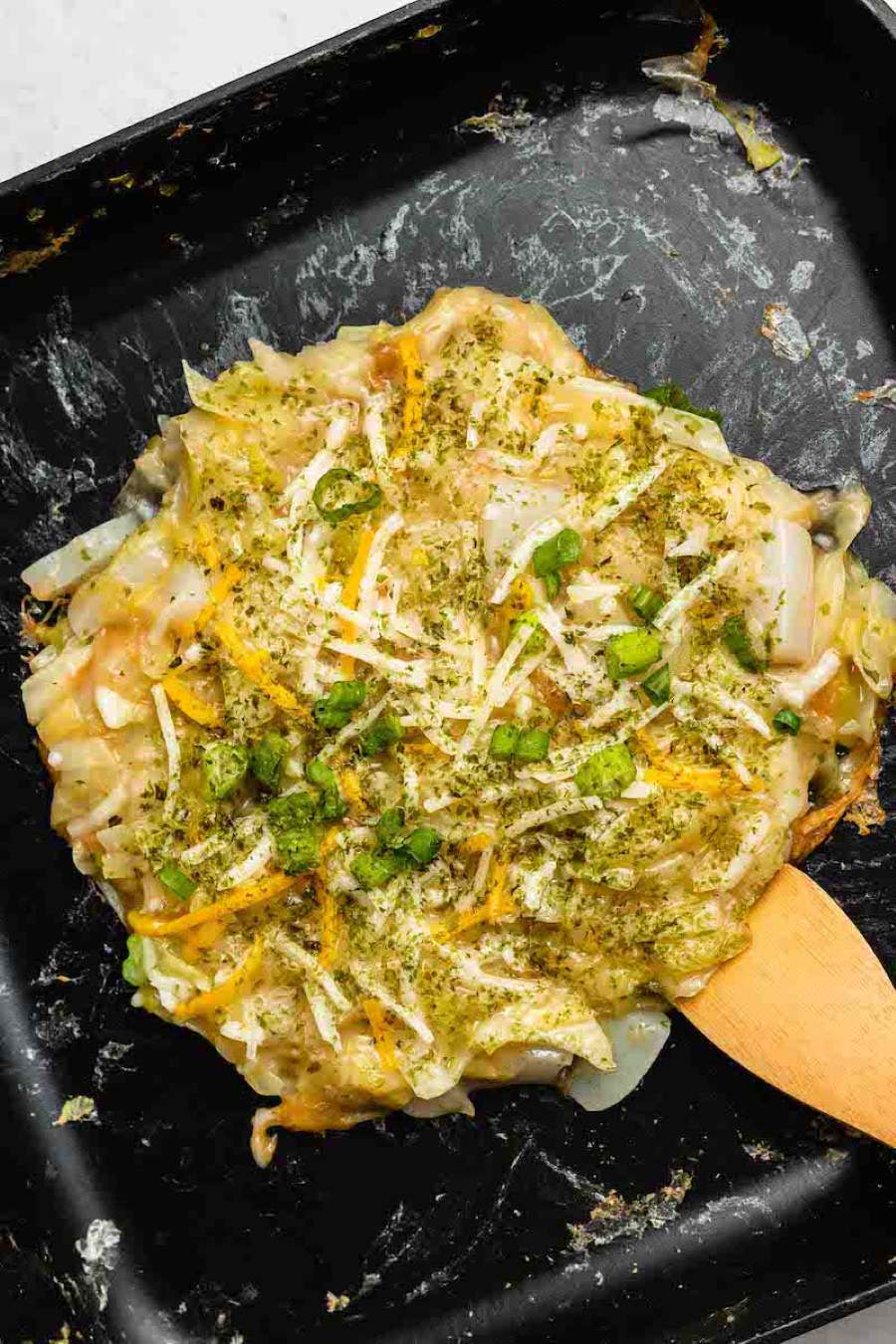 Đến với Tsukishima Monja Monrou, bạn sẽ được thưởng thức những chiếc Okonomiyaki nóng hổi vừa ra lò
