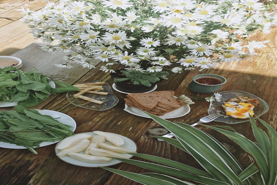 Thưởng thức trà trong căn nhà gỗ ngập tràn hoa Daisy giữa lòng Đà Lạt