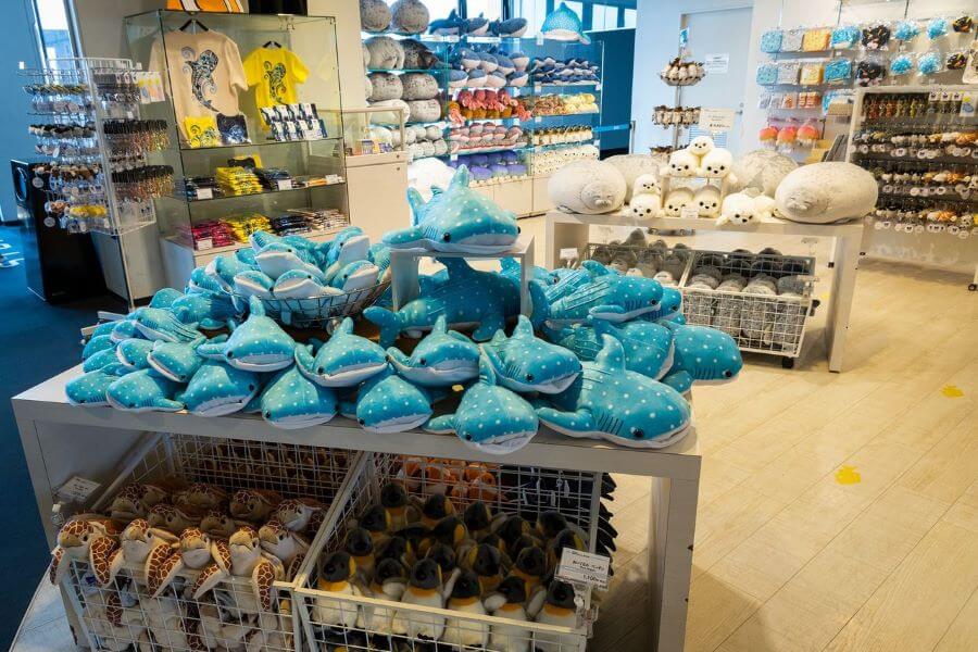 Kaiyukan đã chuẩn bị rất nhiều nhà hàng và cửa hàng lưu niệm để phục vụ các vị khách du lịch khi đến với nơi này