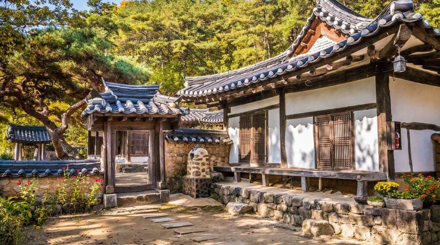 Nhà truyền thống Hanok từ lâu đã trở thành một biểu tượng văn hóa sâu sắc của Hàn Quốc