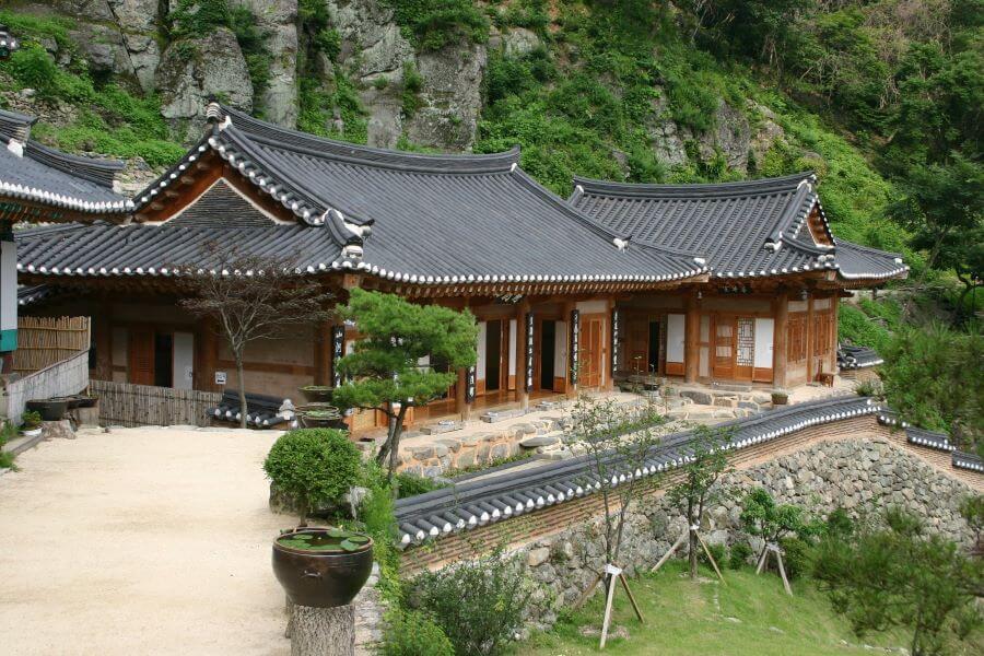 Hanok là hiện thân của triết lý sống hài hòa với thiên nhiên, đề cao sự giản dị và tinh tế của người Hàn Quốc