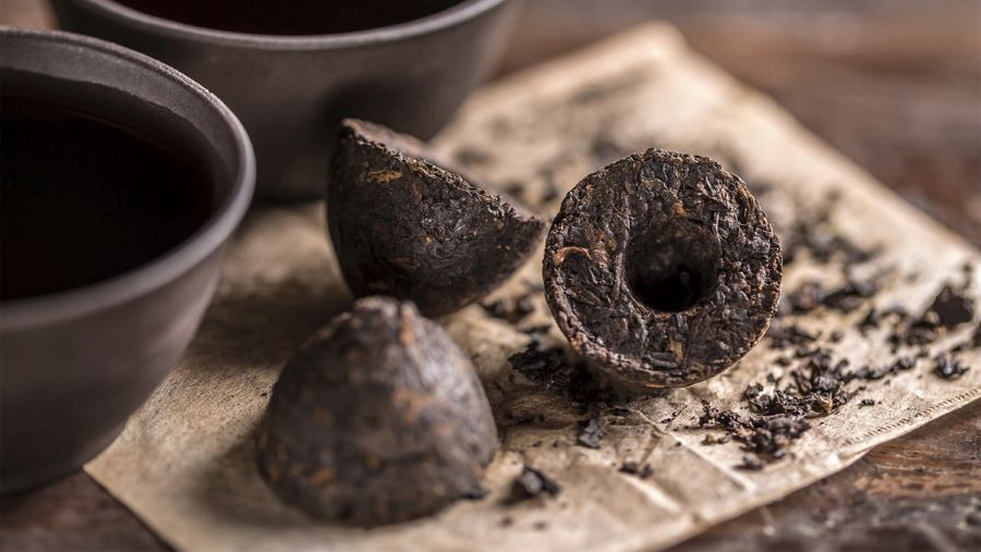 Khi pha trà, ta sẽ cảm nhận được hương thơm nồng nàn, thoảng vị gỗ thông pha lẫn chút trầm hương