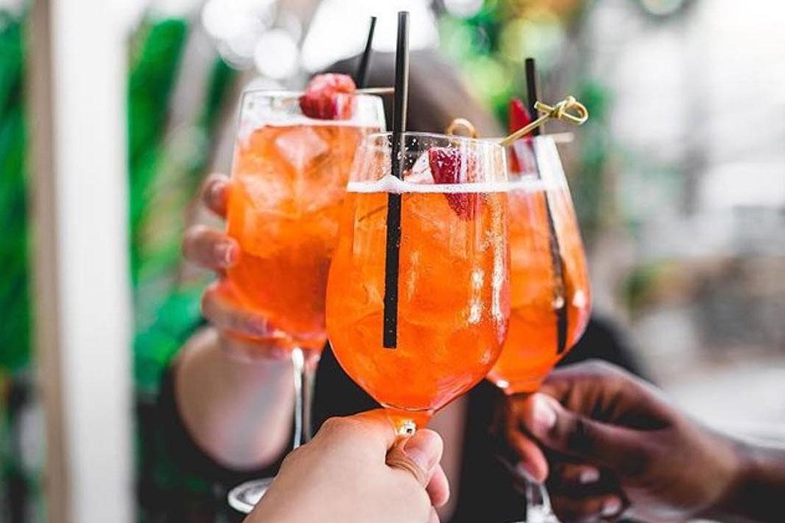 Đá viên xuất hiện trong hầu hết mọi loại đồ uống, từ nước lọc, cà phê, trà đá,.. cho đến rượu vang