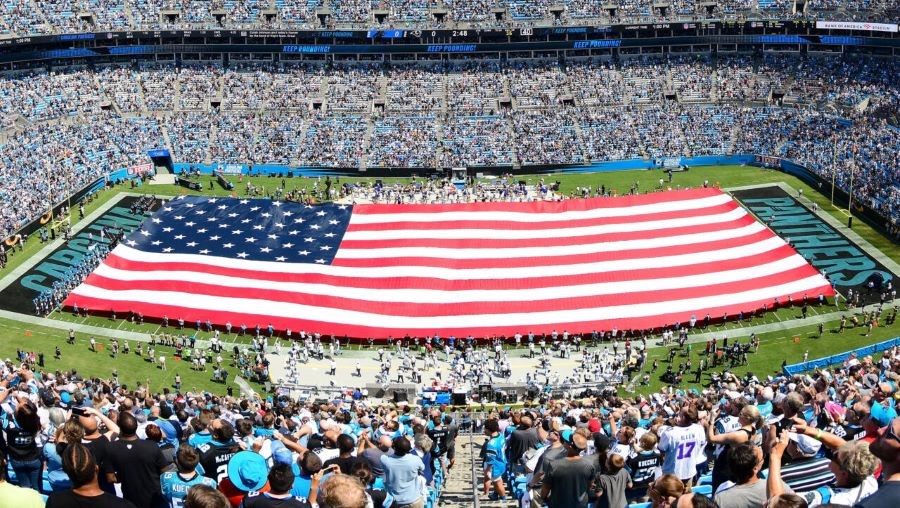 Hát quốc ca trước mỗi sự kiện thể thao như một lời thề nguyện thể hiện lòng yêu nước và sự tôn kính đối với lá cờ Mỹ