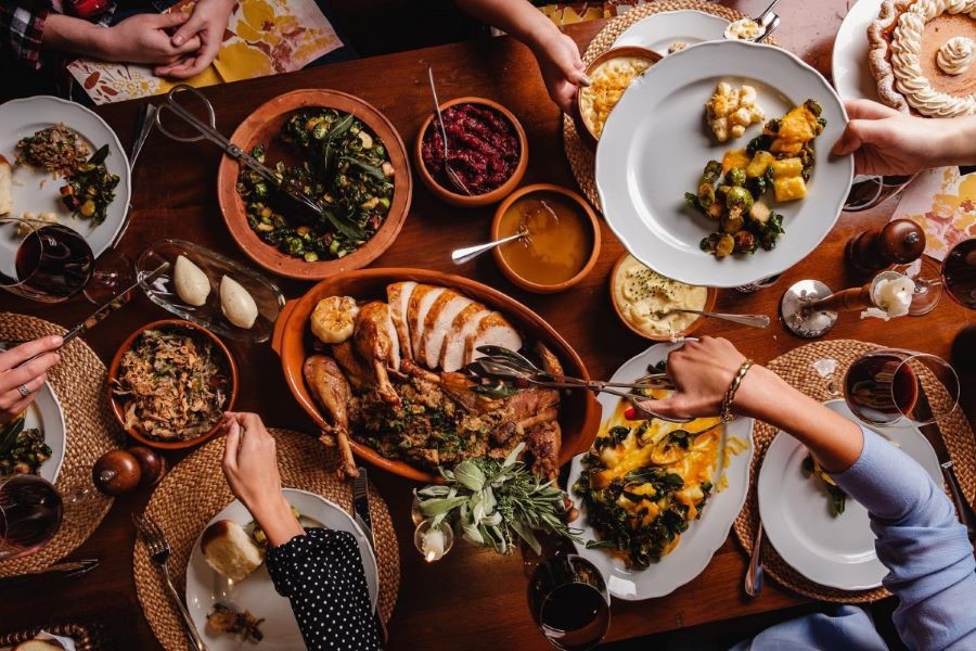 Đồng thời khi quây quần bên mâm cơm, các thành viên trong gia đình sẽ chia sẻ những câu chuyện về cuộc sống, công việc và học tập.